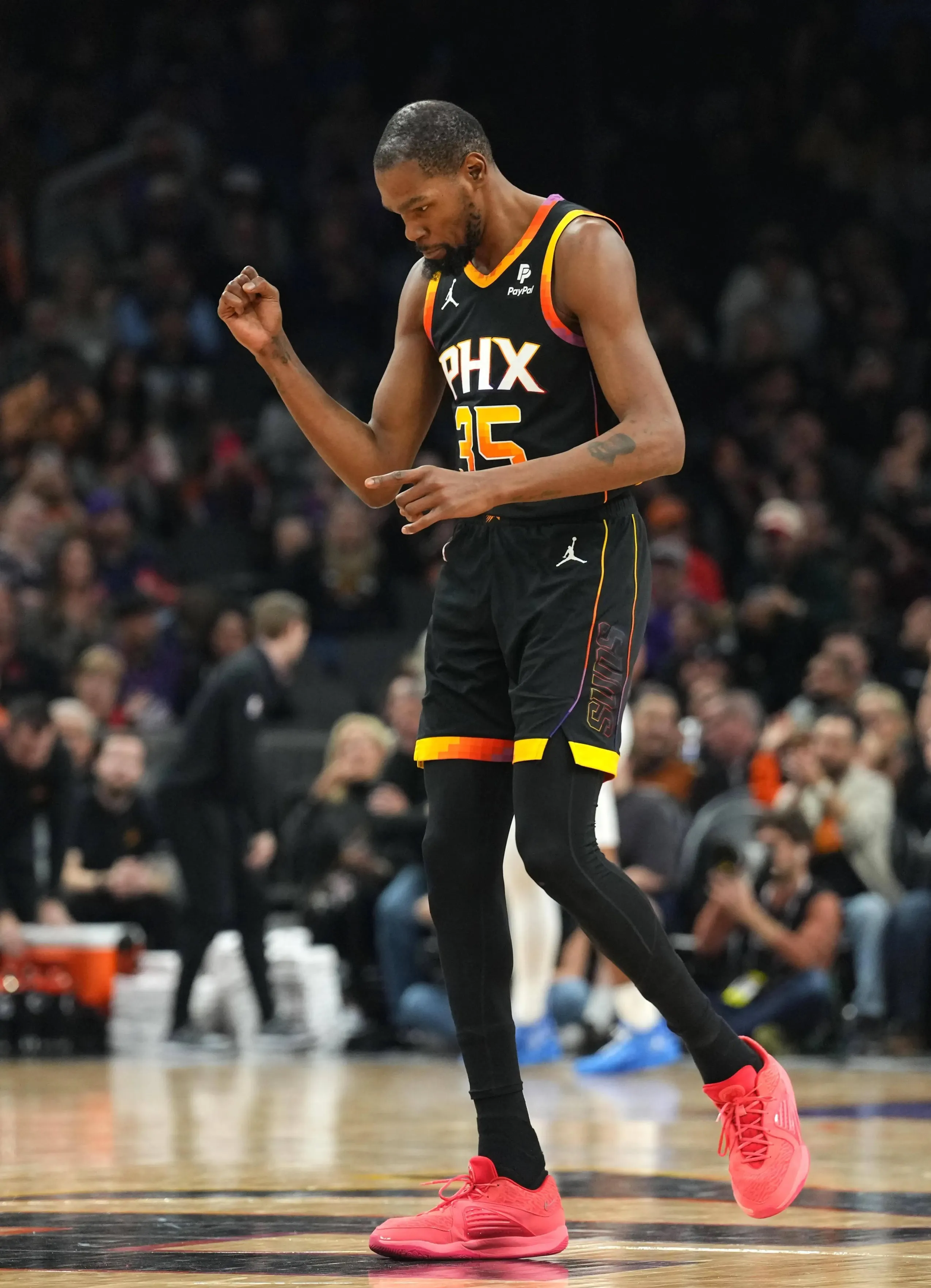 太狠了！杜兰特在G2比赛中险胜字母哥连续二十场比赛得分超过惊险取胜，波士顿凯尔特人冲刺阶段刷新队史纪录